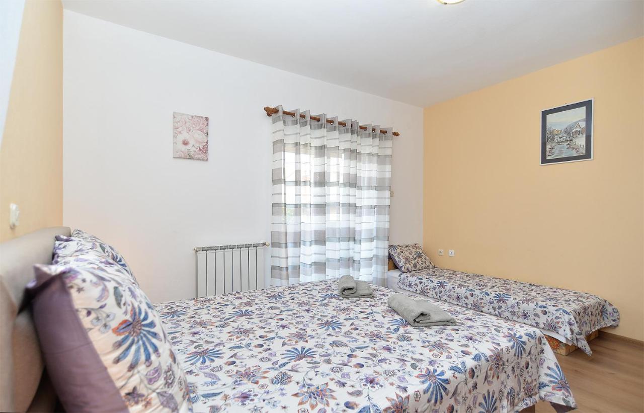 Apartments Milka 2074 波雷奇 外观 照片