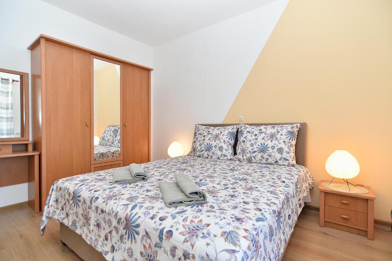 Apartments Milka 2074 波雷奇 外观 照片
