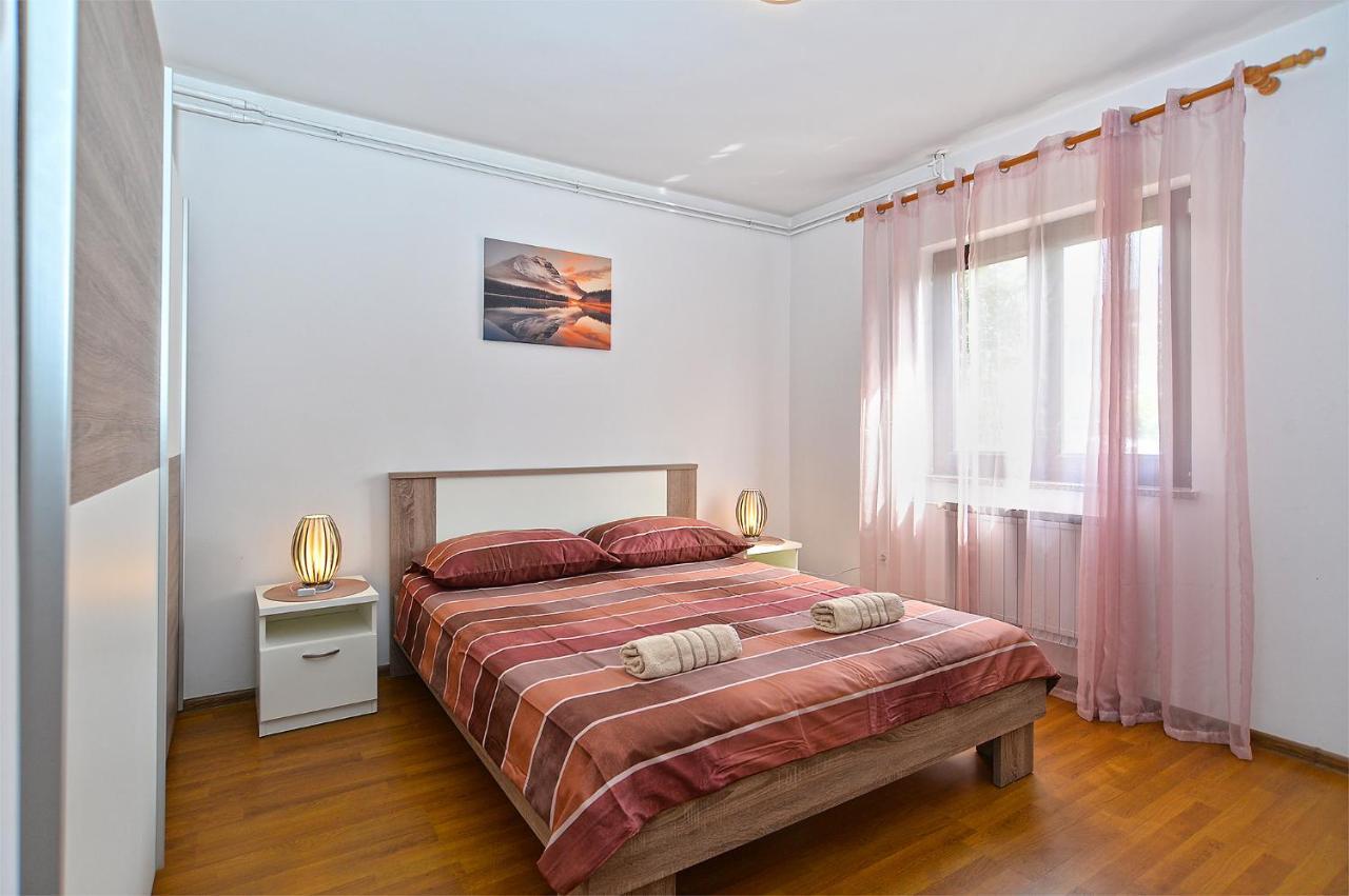 Apartments Milka 2074 波雷奇 外观 照片