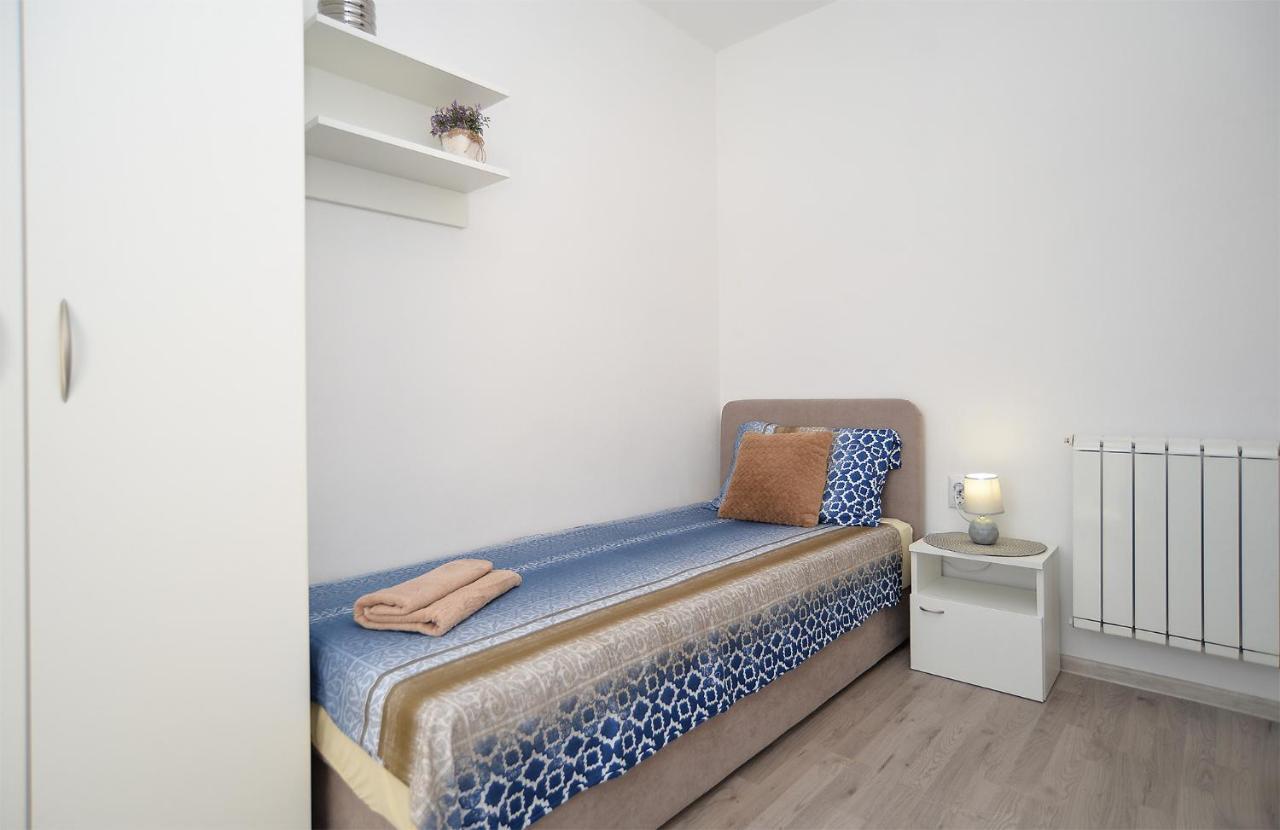 Apartments Milka 2074 波雷奇 外观 照片