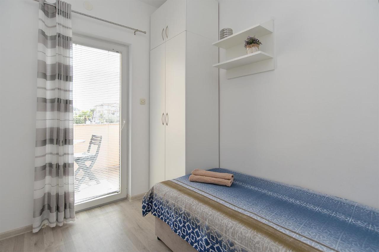 Apartments Milka 2074 波雷奇 外观 照片