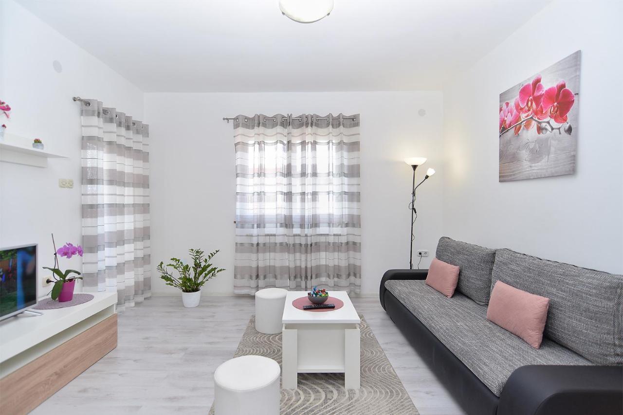 Apartments Milka 2074 波雷奇 外观 照片