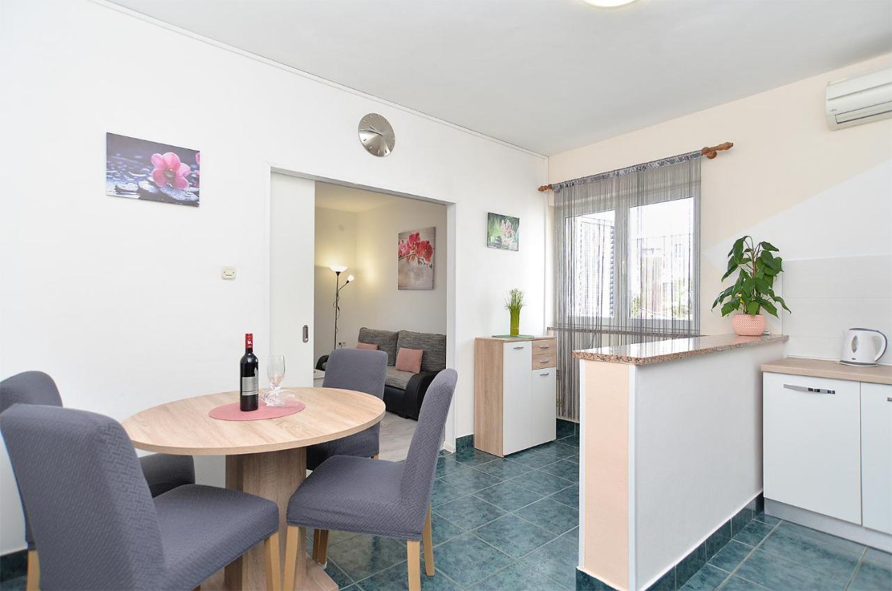 Apartments Milka 2074 波雷奇 外观 照片