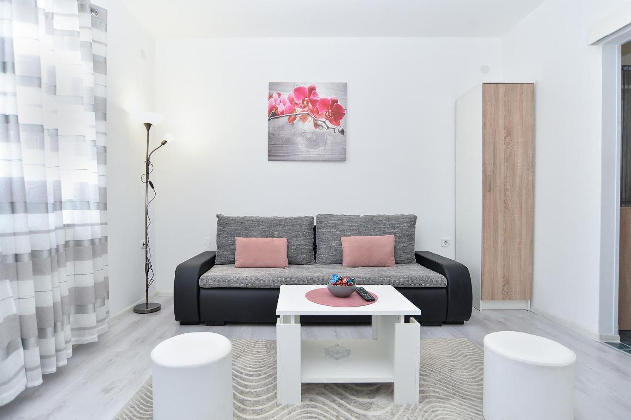 Apartments Milka 2074 波雷奇 外观 照片